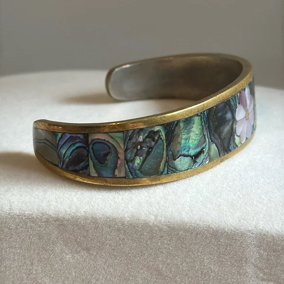 VINTAGE Abalone Inlay Cuff Bracelet With Mother of Pearl Daisy Flower - Picture 4 of 13